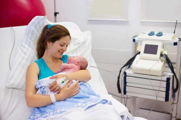 Young mother giving birth to a baby — Stock Photo, Image