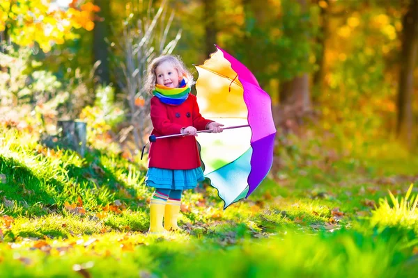 Kleines Mädchen spielt im Herbst im Regen — Stockfoto