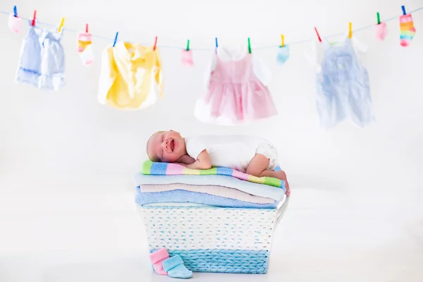 Новорожденный ребенок в корзине с полотенцами — стоковое фото