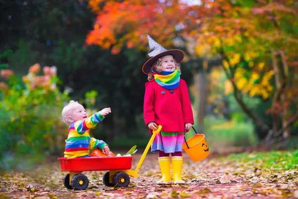 Truco o trato para niños en Halloween — Foto de Stock