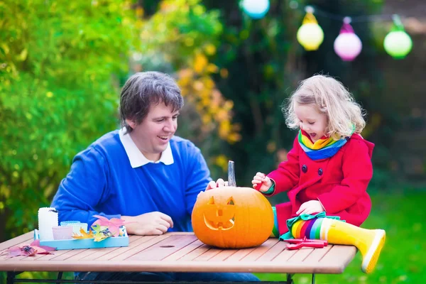 Família esculpindo abóbora no Halloween — Fotografia de Stock