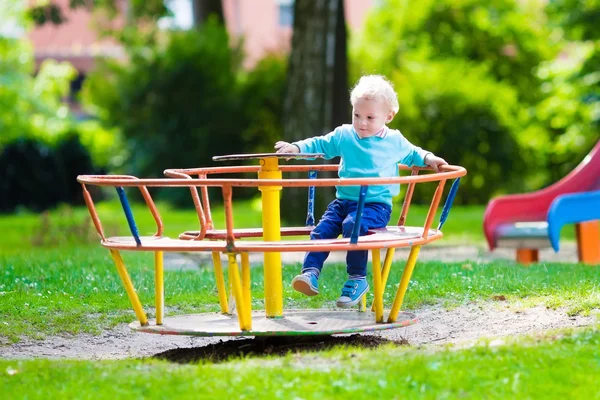 Kleine jongen op een schommel — Stockfoto