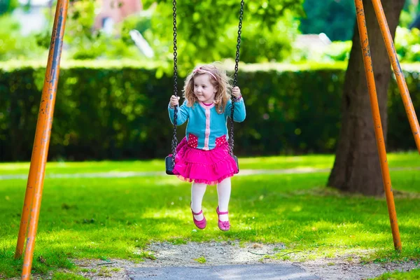 Barn på lekplats swing — Stockfoto