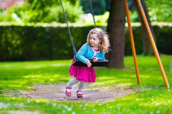 Petite fille sur un swing — Photo