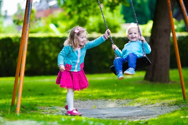 Barn på lekplats swing — Stockfoto