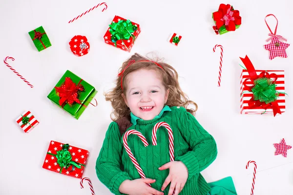 Bambina apertura regali di Natale — Foto Stock