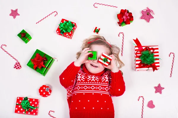 Liten flicka öppnar julklappar — Stockfoto