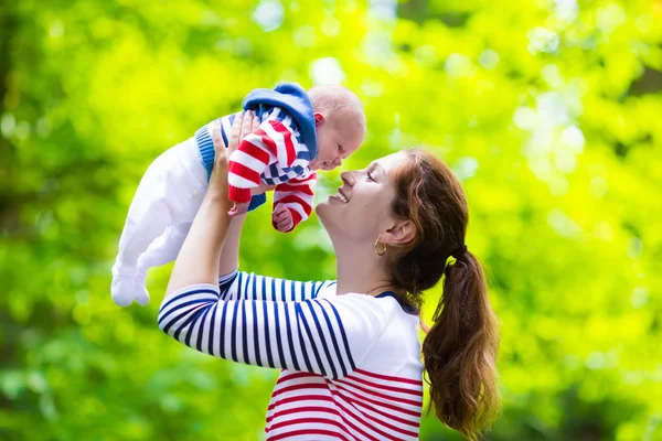 Moeder en baby in een park — Stockfoto