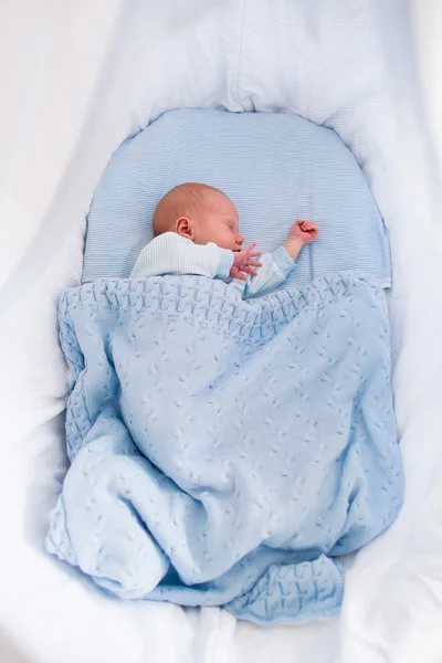 Newborn baby boy in white bassinet — Zdjęcie stockowe
