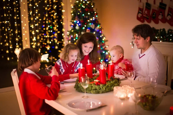 Gezin met kinderen op kerstdiner — Stockfoto