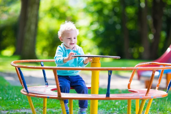 Liten pojke på en lekplats — Stockfoto