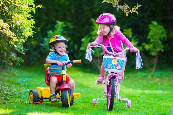 Двое детей на велосипедах — стоковое фото