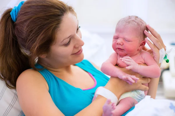 Young mother giving birth to a baby — Stock Photo, Image