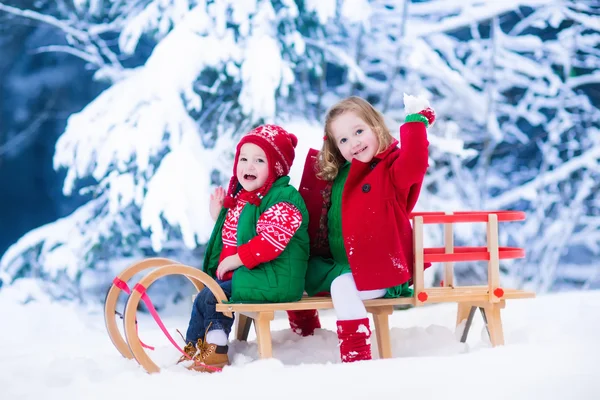 クリスマスの日に乗るそりを楽しむ子供達 — ストック写真