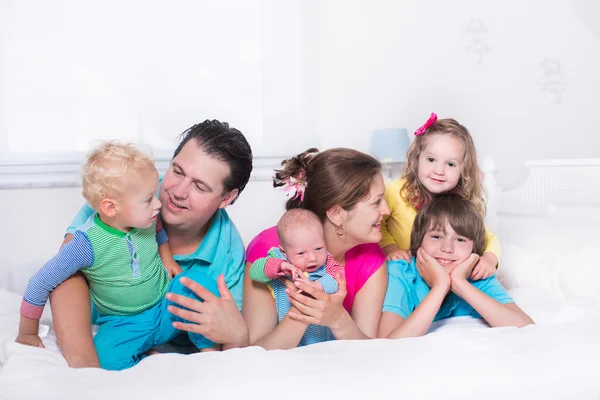 Big family with kids in bed — Stockfoto