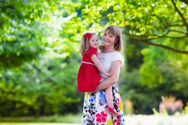 Mãe e filha brincando em um parque — Fotografia de Stock