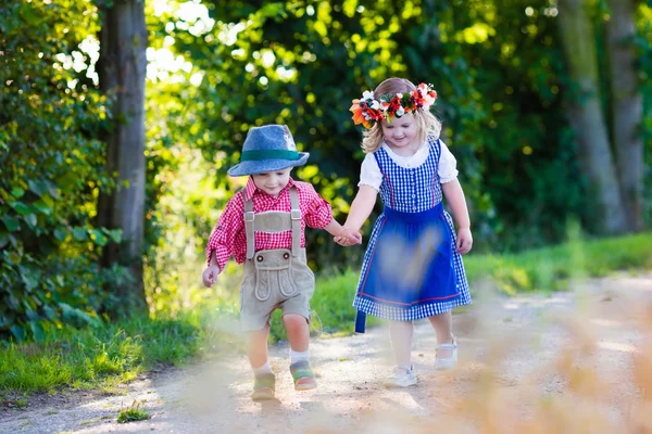 孩子们在巴伐利亚的传统服饰，在麦田 — 图库照片