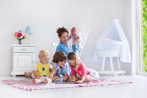 Mother and kids playing in bedroom — Stok fotoğraf