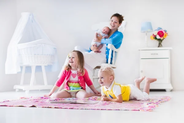 Mãe e filhos brincando no quarto — Fotografia de Stock