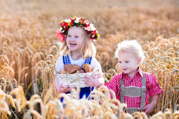 Дітей, баварської костюми в пшеничному полі, у — стокове фото