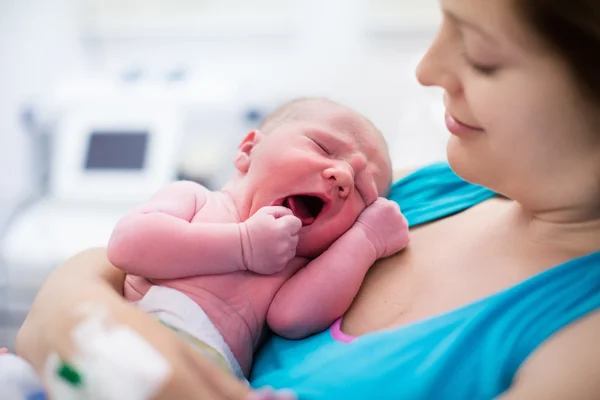 Young mother giving birth to a baby Zdjęcia Stockowe bez tantiem