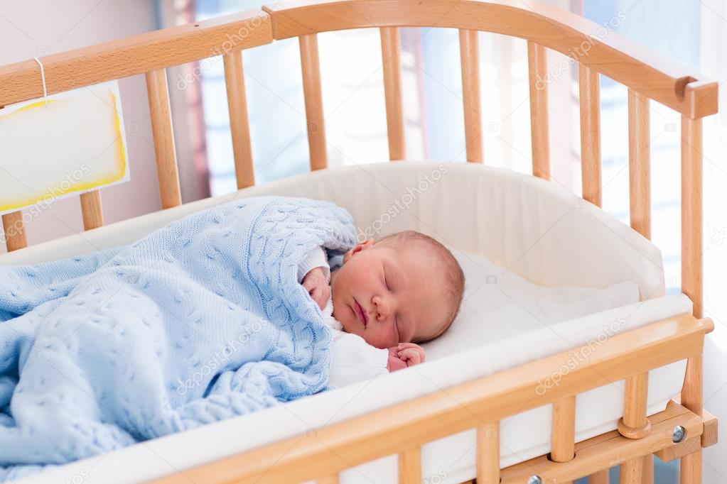 Музыка для новорожденного 1 месяц. Кроватка для новорожденного. Малыш в кроватке. Младенец в кроватке.