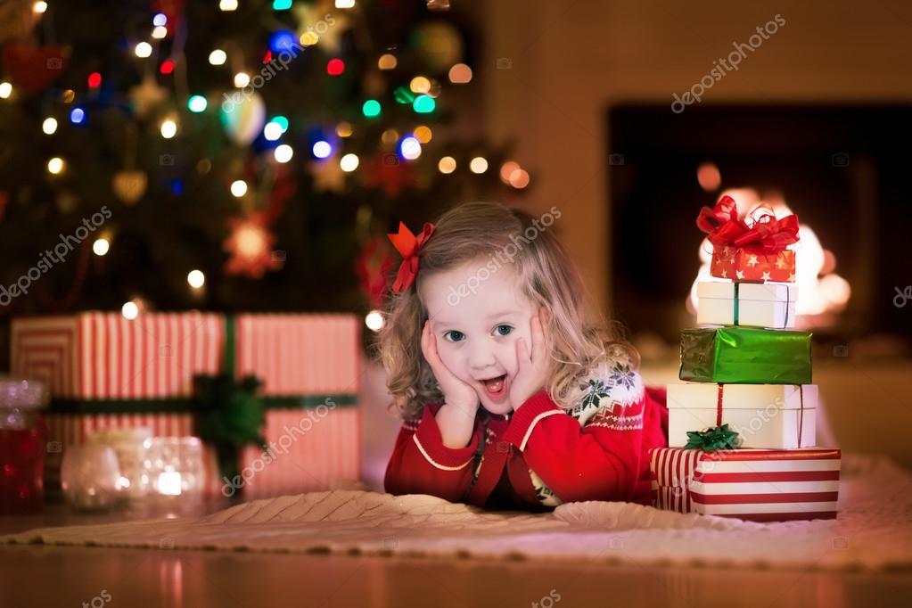 Stock Regali Di Natale.Bambini Apertura Regali Di Natale Al Camino Foto Stock C Famveldman 80482450