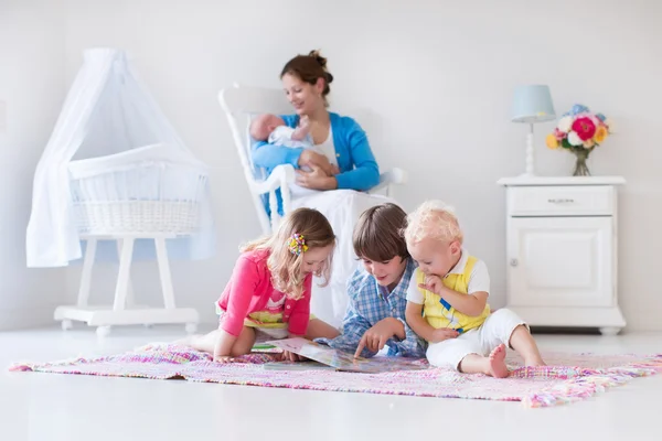 Mother and kids playing in bedroom — Stockfoto