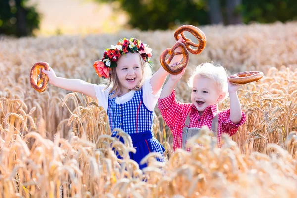 Niños en trajes bávaros en el campo de trigo —  Fotos de Stock