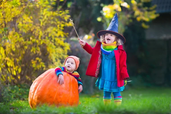 Kinder tricksen oder behandeln an Halloween — Stockfoto