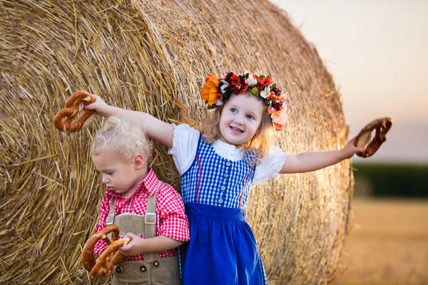 Kids playing in wheat field in Germany — Stock Photo, Image
