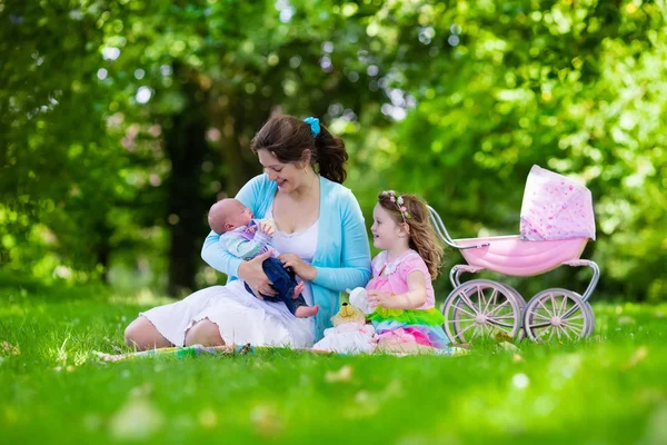 Mor och barn njuta av picknick utomhus — Stockfoto