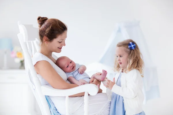 Mother with newborn baby and toddler daughter — Stock Photo, Image