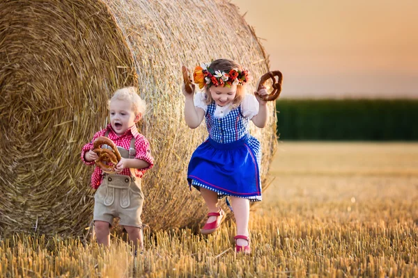 Niños jugando en el campo de trigo en Alemania —  Fotos de Stock