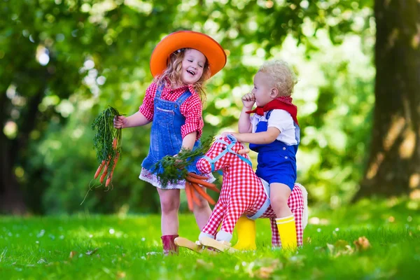 Cowboy barn som leker med leksak häst — Stockfoto