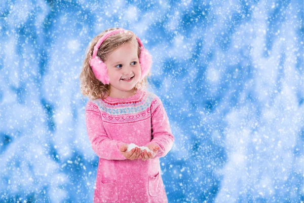 Menina pegando flocos de neve — Fotografia de Stock