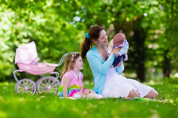 Moeder en kinderen genieten van picknick buitenleven — Stockfoto