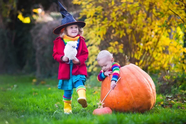 Kinder tricksen oder behandeln an Halloween — Stockfoto