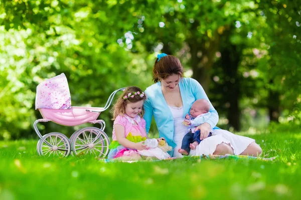 Mutter und Kinder genießen Picknick im Freien — Stockfoto