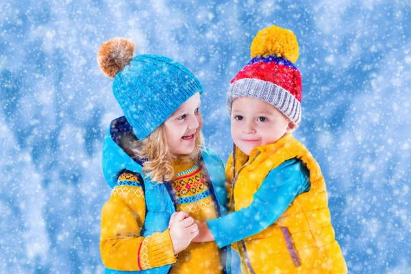 Niños jugando al aire libre en invierno — Foto de Stock