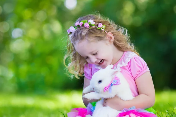 Kids playing with pet rabbit — Stockfoto