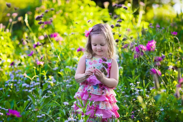 Niña en jardín de flores — Foto de Stock