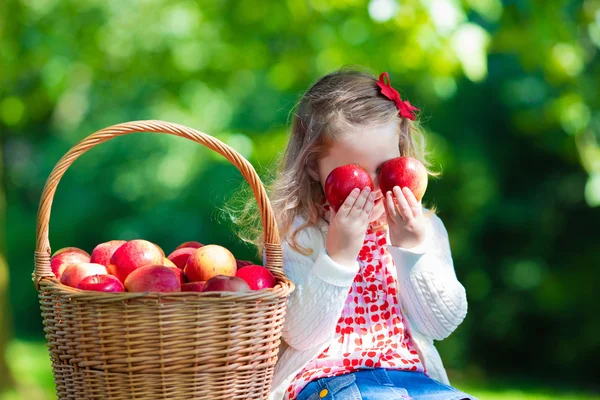Gadis kecil memetik apel — Stok Foto