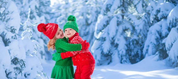 Kinderen spelen in snowy winter forest — Stockfoto