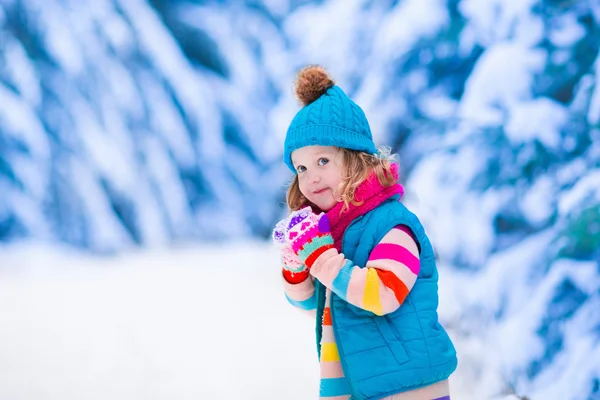 雪に覆われた冬の森で遊ぶ少女 — ストック写真