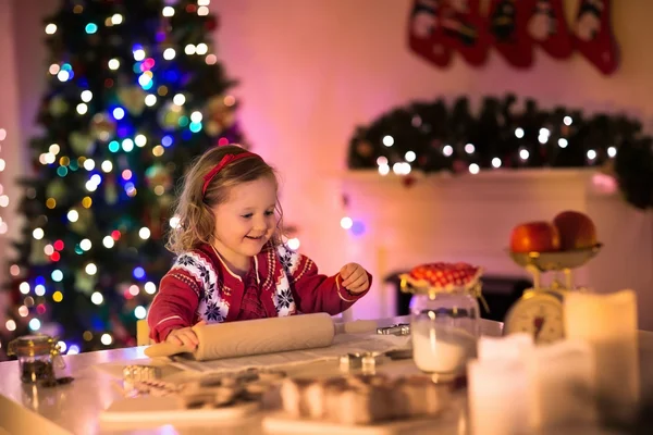Liten flicka bakning Christmas bakverk. — Stockfoto