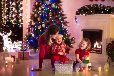 Anne ve çocuk evde Noel arifesinde