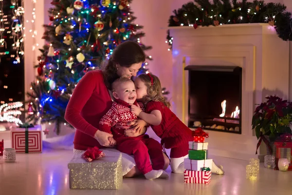 Mor och barn hemma på julafton — Stockfoto