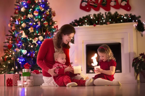 Madre e hijos en casa en Nochebuena — Foto de Stock