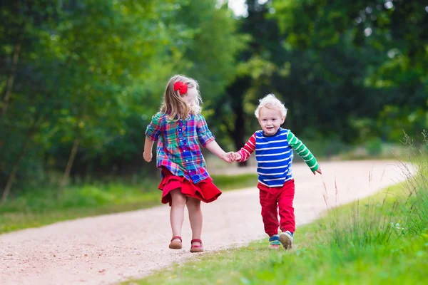 Bambini che giocano nel parco autunnale — Foto Stock